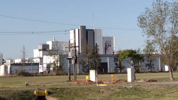 MORTEROS: ADECOAGRO INCORPORÓ UN CARTEL IDENTIFICATORIO DE UNA DE SUS MARCAS