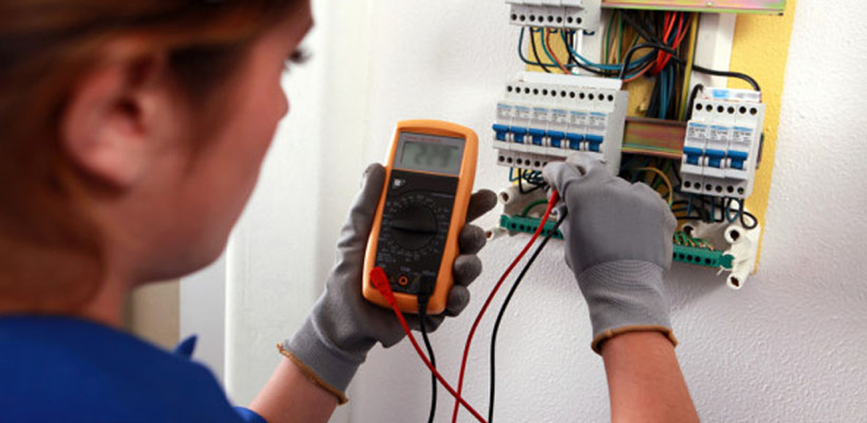 Morteros: Curso de Electricidad Básica para el Hogar dirigido a mujeres