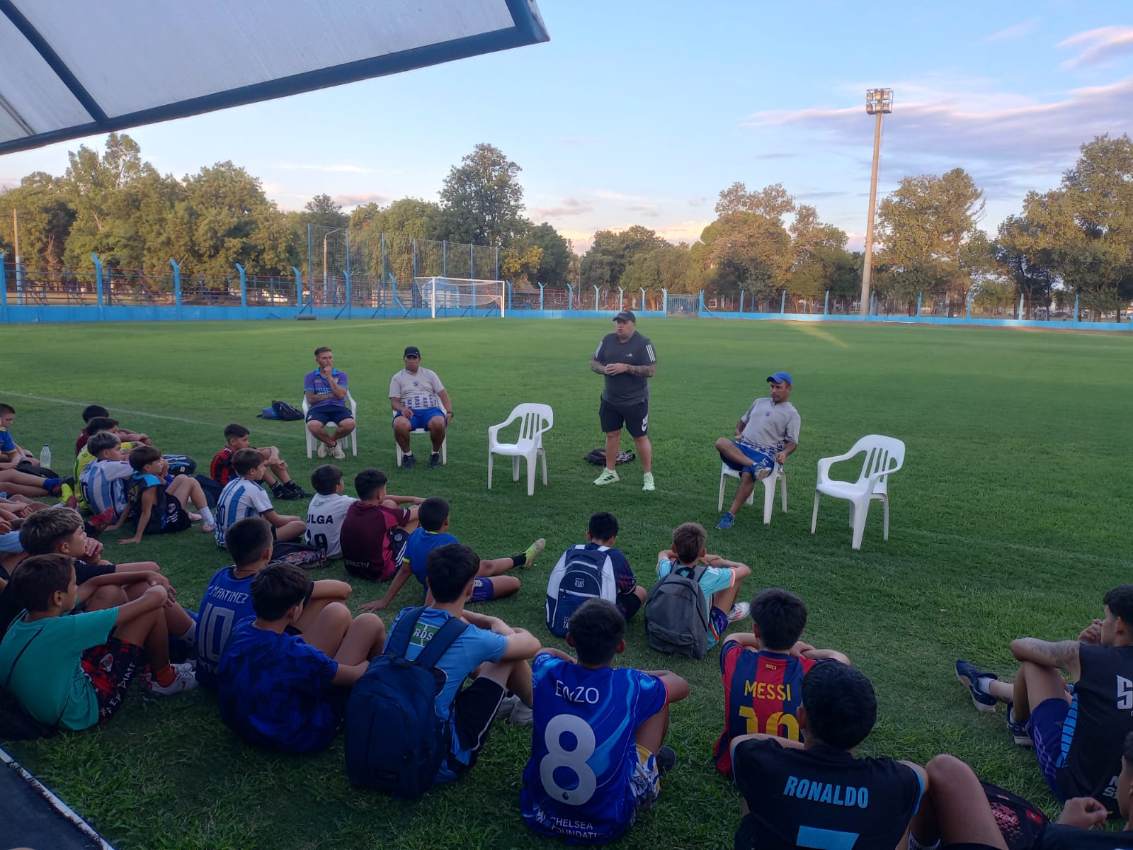 Morteros: José Crovella brindó una charla a los jugadores de inferiores del Club 9 de Julio