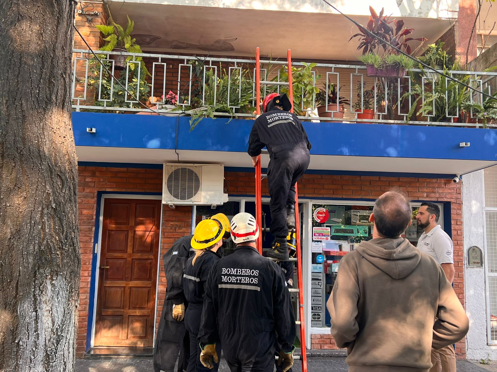 Policía y Bomberos Voluntarios rescataron a una mujer mayor que sufrió una caída en su domicilio