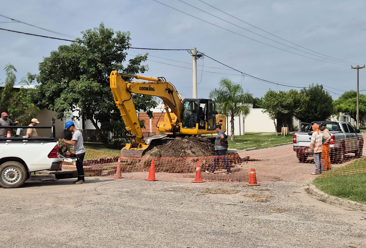 Personal de CoopMorteros reparó una cañería de agua potable