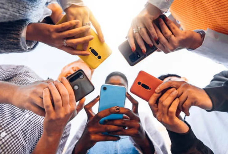 Según un estudio, el 95% de adolescentes cordobeses prefiere el celular por sobre la radio o la tv