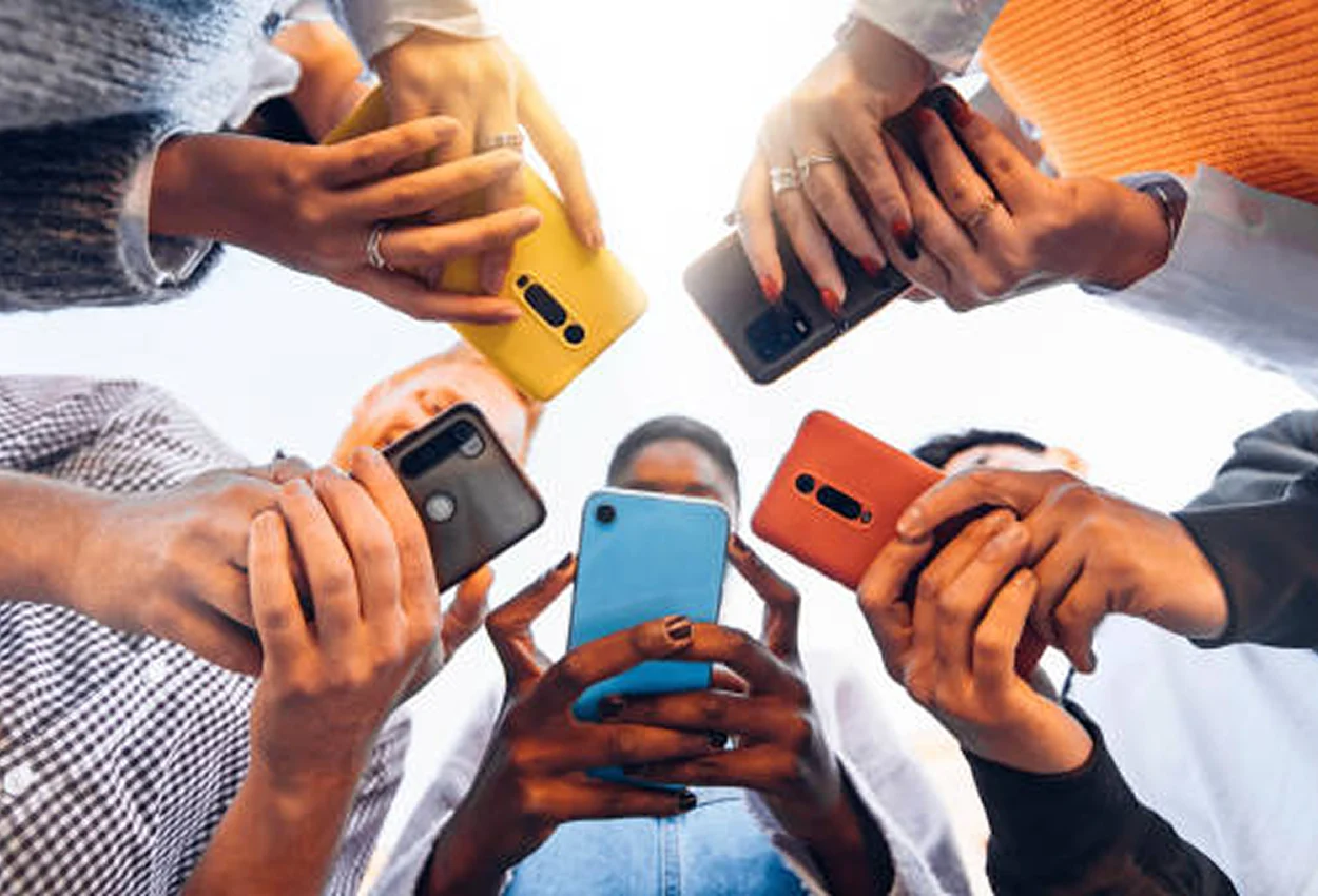 Según un estudio, el 95% de adolescentes cordobeses prefiere el celular por sobre la radio o la tv