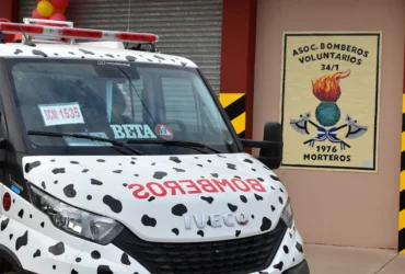 Bomberos Voluntarios de Morteros presentan el escudo conmemorativo por su 50° aniversario