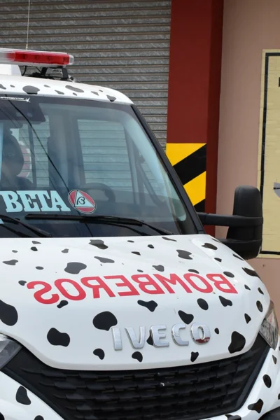Bomberos Voluntarios de Morteros presentan el escudo conmemorativo por su 50° aniversario