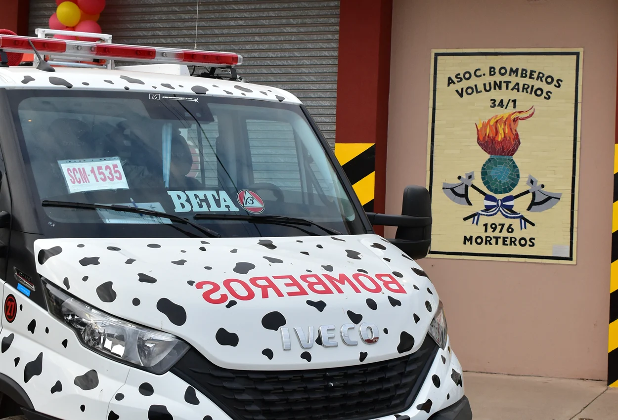 Bomberos Voluntarios de Morteros presentan el escudo conmemorativo por su 50° aniversario
