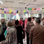 Gran matiné para adultos mayores celebrando el Día del Amigo