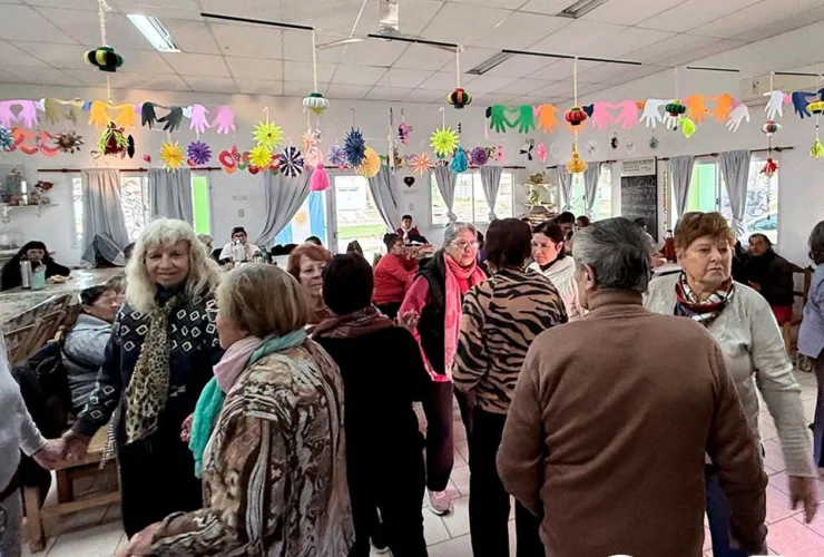 Gran matiné para adultos mayores celebrando el Día del Amigo