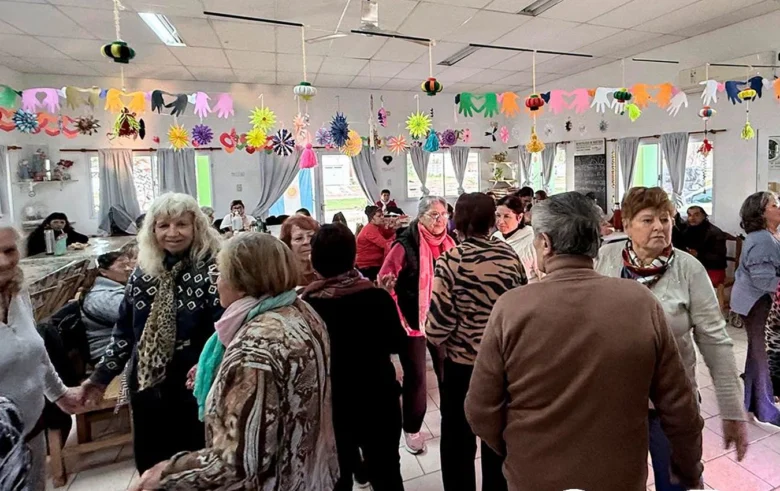 Gran matiné para adultos mayores celebrando el Día del Amigo