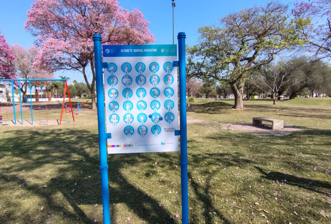 Morteros: una nueva cartelería invita a aprender Lengua de Señas en el Parque Central