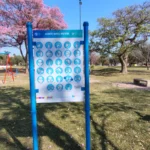Morteros: una nueva cartelería invita a aprender Lengua de Señas en el Parque Central