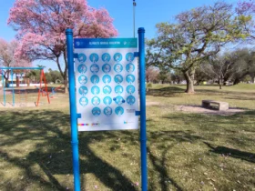 Morteros: una nueva cartelería invita a aprender Lengua de Señas en el Parque Central