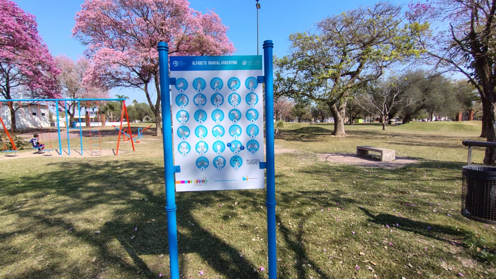 Morteros: una nueva cartelería invita a aprender Lengua de Señas en el Parque Central