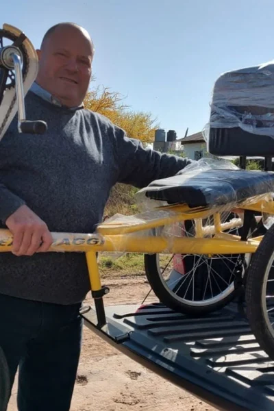Empresario morterense entregó seis bicicletas adaptadas y busca sumar a más personas a su iniciativa solidaria