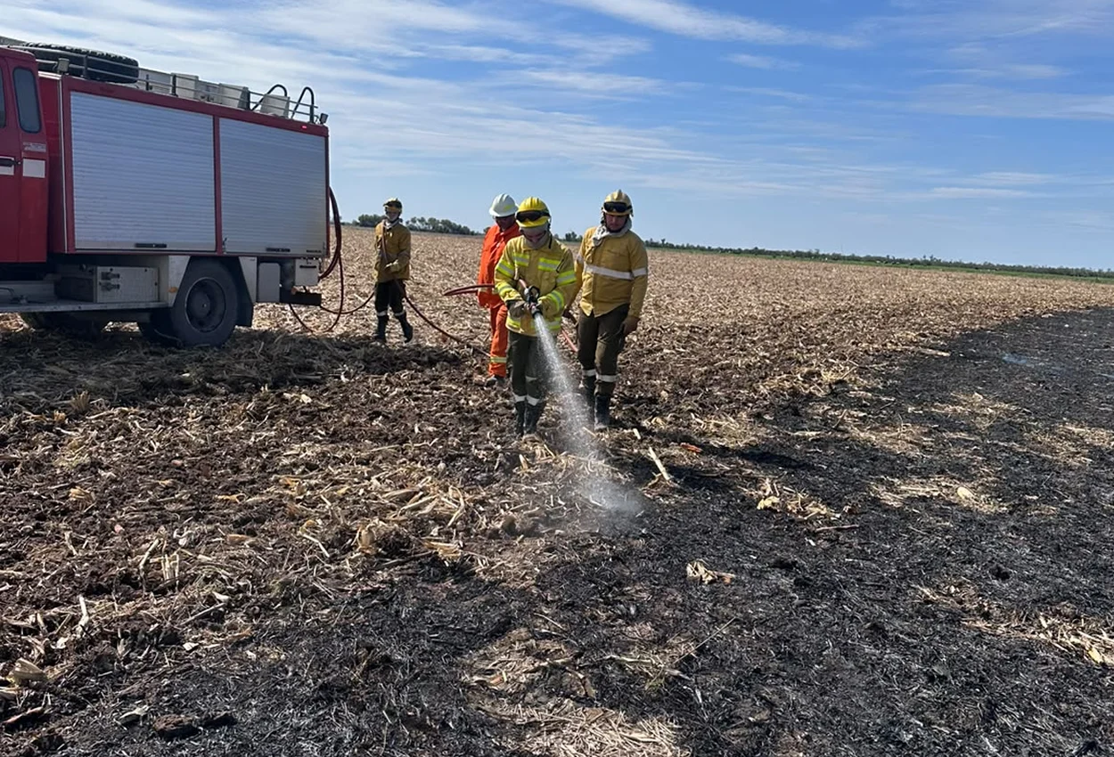 Bomberos controlaron un incendio de rastrojo de maíz en Colonia San Pedro
