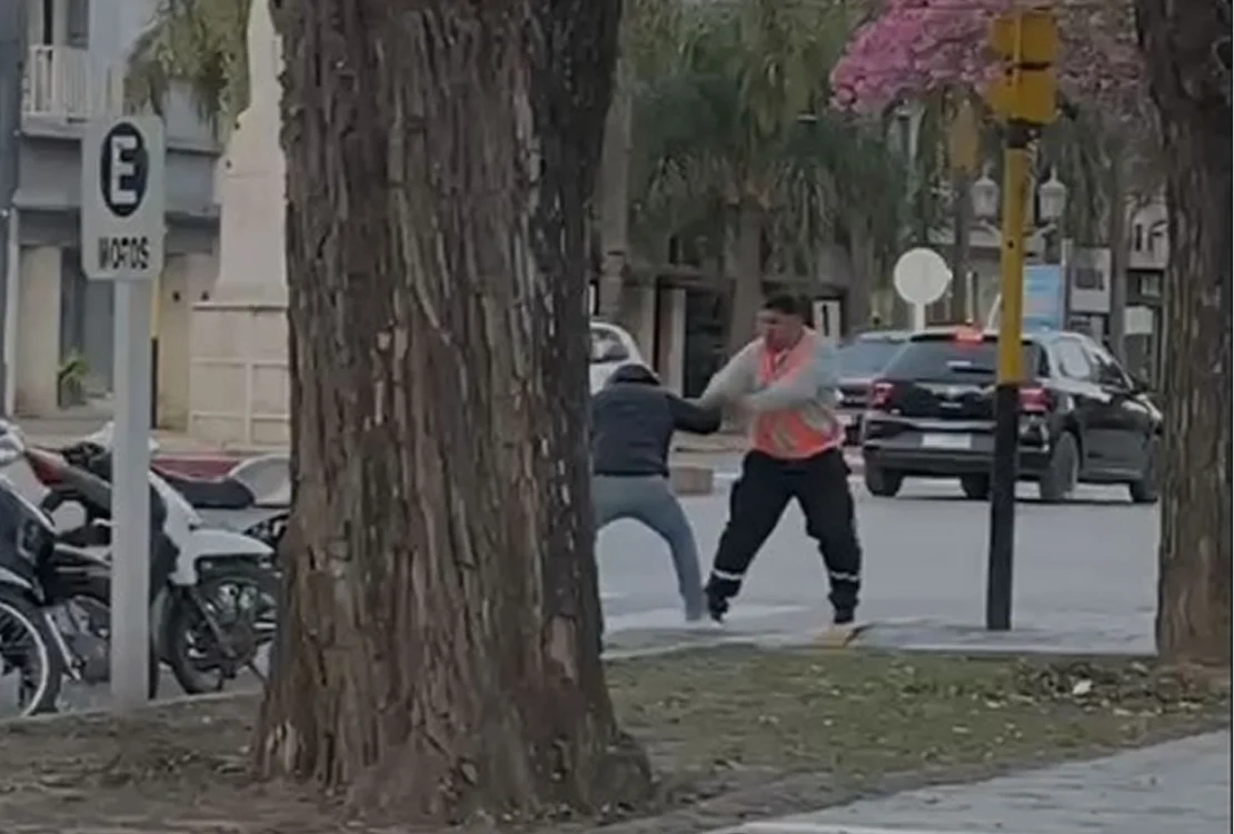 Un inspector de Tránsito fue agredido por un motociclista en pleno centro de Morteros