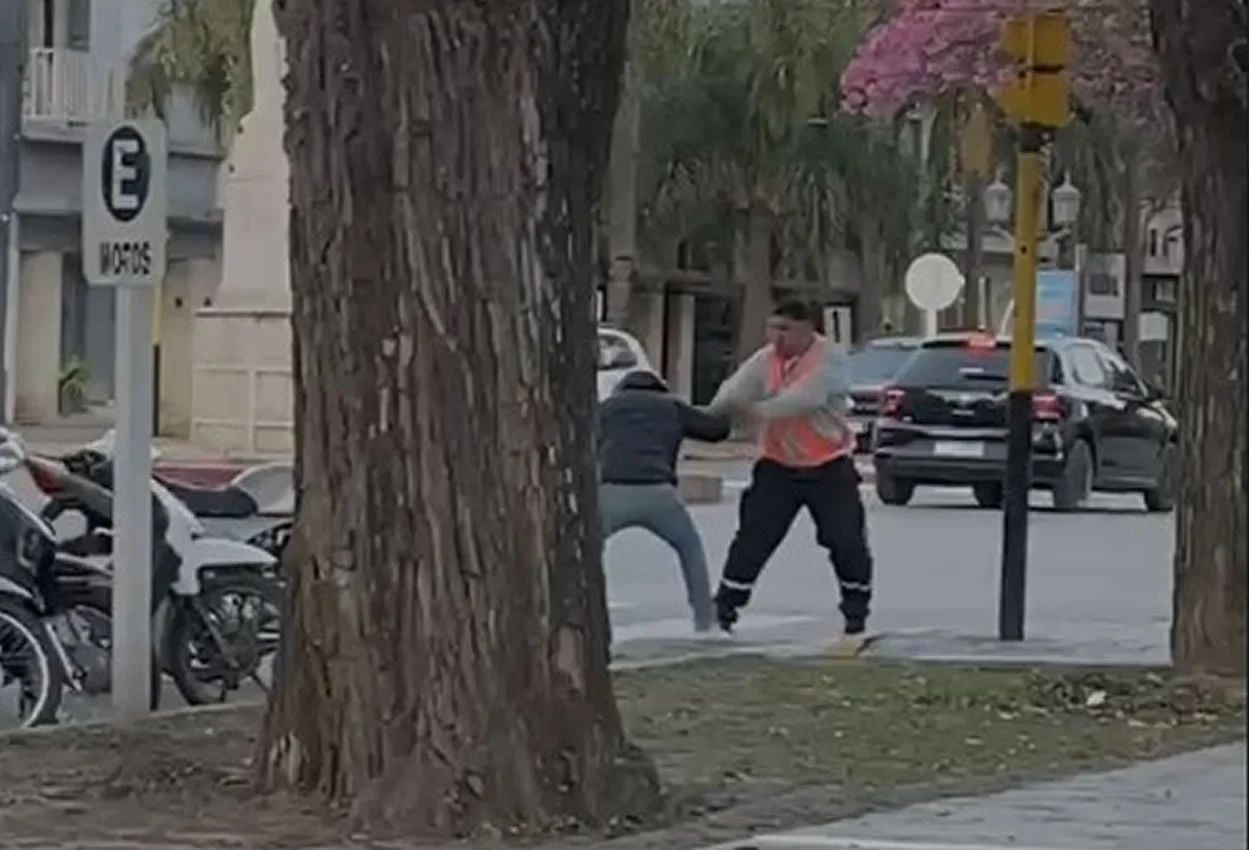 Un inspector de Tránsito fue agredido por un motociclista en pleno centro de Morteros