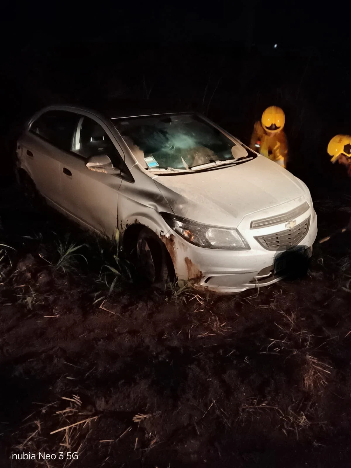 Bomberos de Morteros asistieron a un automóvil que despistó en un camino rural