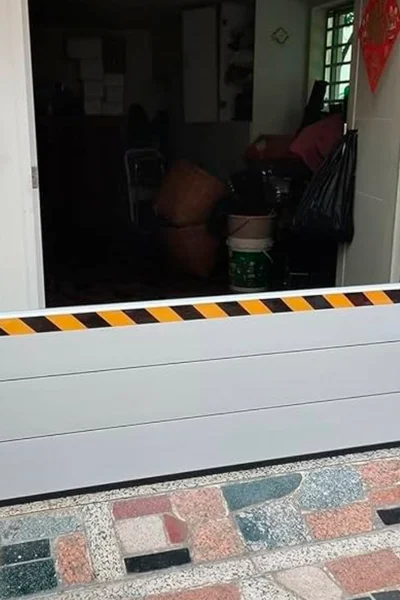 ¿Cuánto cuesta colocar una compuerta de aluminio para evitar el ingreso de agua en una vivienda o comercio?